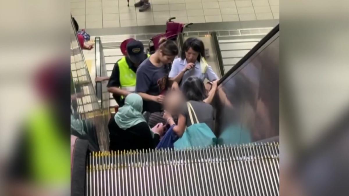 外籍看護推輪椅搭手扶梯「後仰摔跌」　長者連人帶椅砸到後面乘客