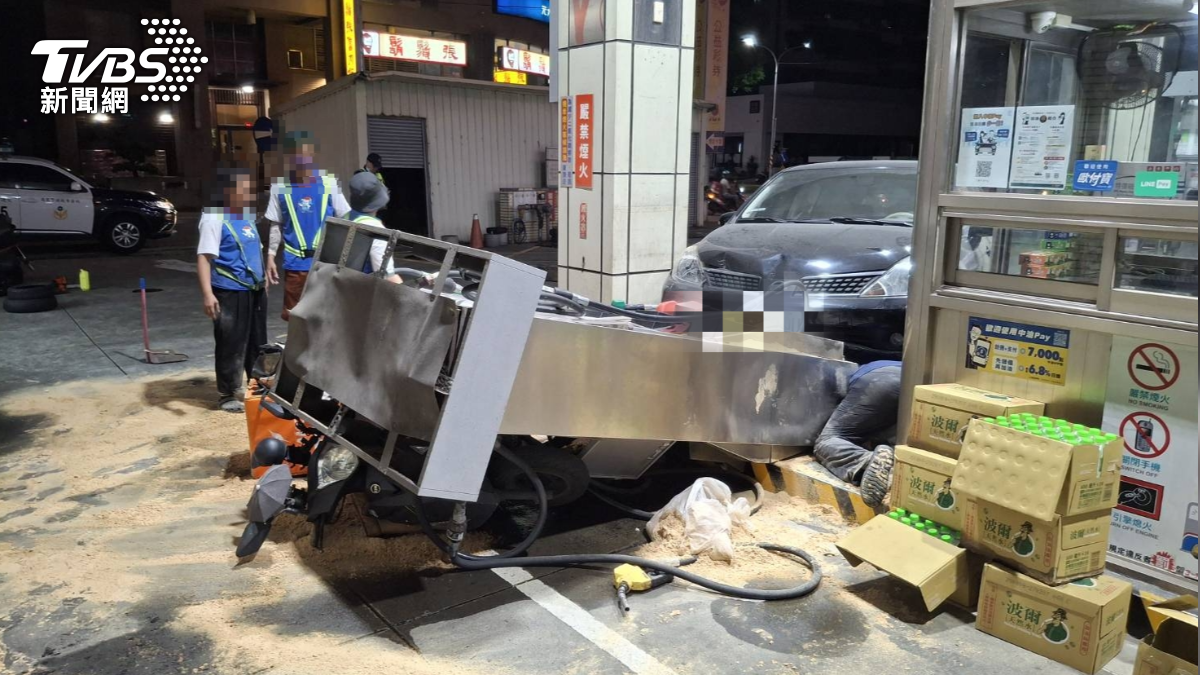 失控衝進加油站！龜山汽車暴衝　撞倒機台漏油釀2傷