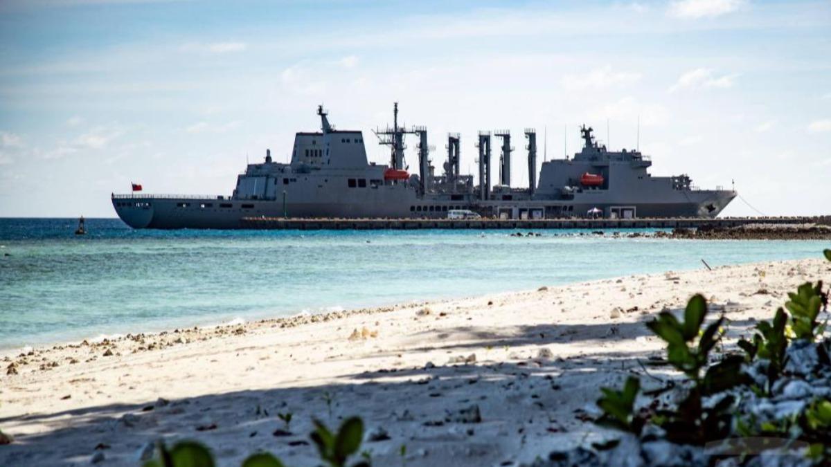 海軍萬噸級「磐石艦」泊靠太平島首曝光　戰略意義重大