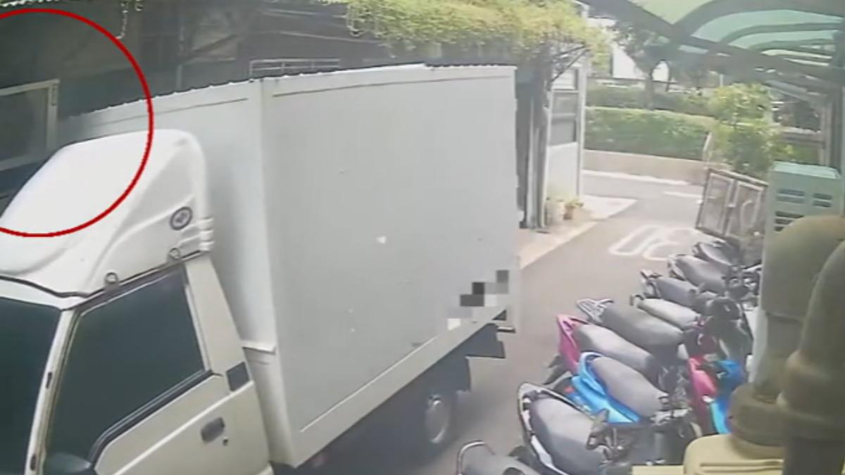 貨車撞冷氣「拍照就逃」！屋主調監視器揪肇事者　修復費逾萬