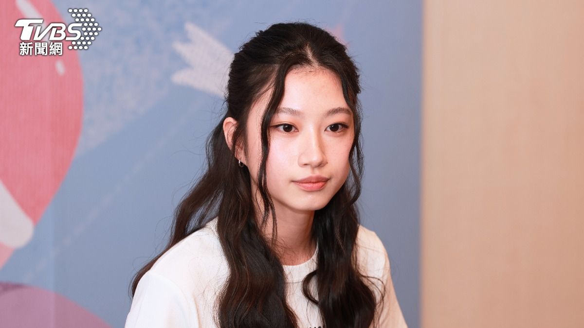 李千娜21歲女兒顧穎現身！突淚崩了　頂「星二代」壓力說話了