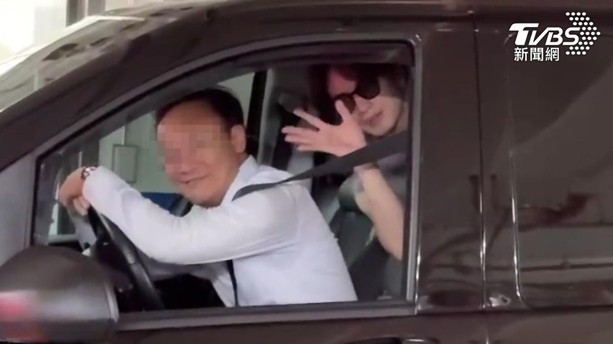 離去前戴著墨鏡的中島健人還鑽到前座跟粉絲道別。（圖／讀者提供）