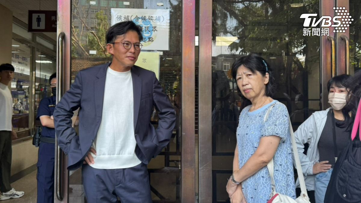 被問到是否會去中正一分局作筆錄，黃國昌笑回「怎麼會這麼緊張」。（圖／劉庭宇攝）