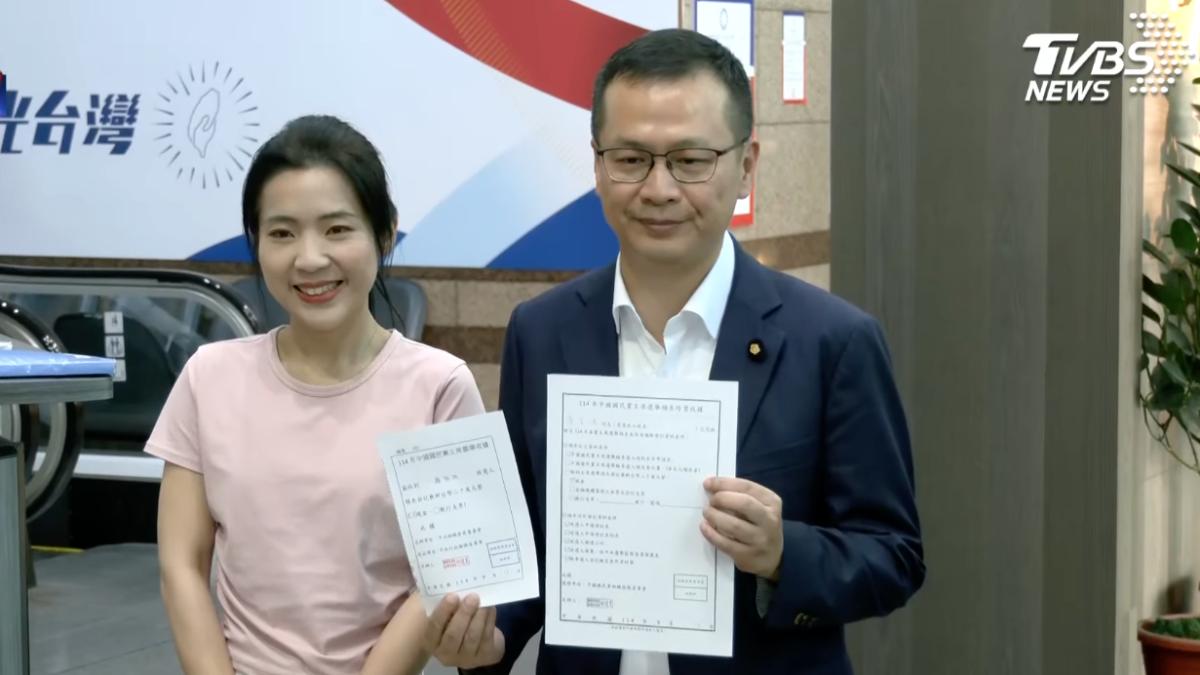 國民黨立委羅智強領表參選黨主席，由同黨立委徐巧芯陪同。（圖／TVBS）