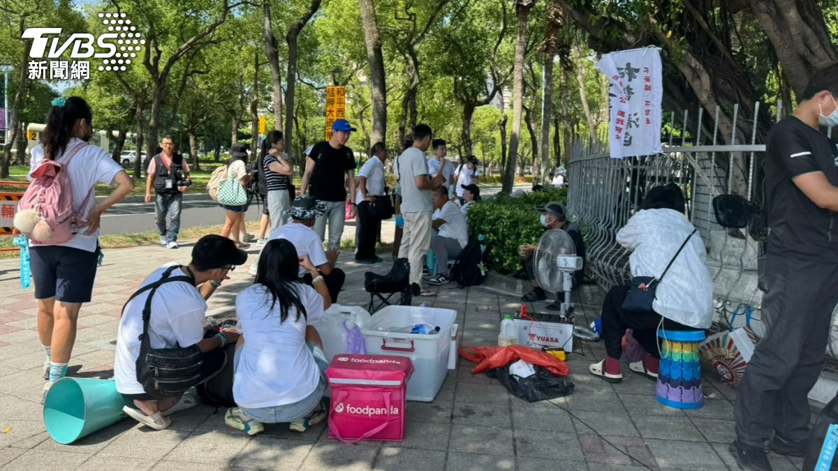 民眾黨支持者小草自主在北院外集結陪伴柯文哲。（圖／劉庭宇攝）