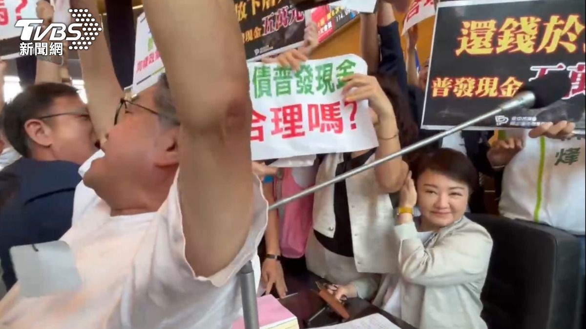台中普發5萬案衝突！盧秀燕喊恐沒錢做市政　遭夾攻淡定撥髮