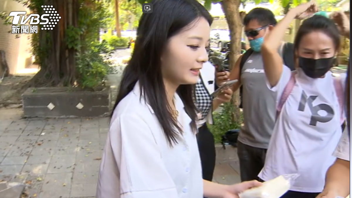 應曉薇女兒現身北院外！陪母發早餐　外型亮眼成焦點
