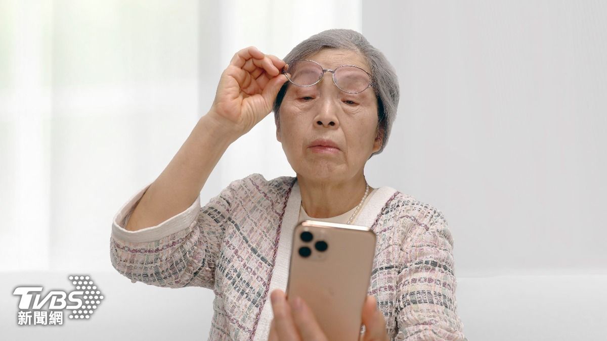 「老花眼鏡」有望走入歷史？阿根廷研究：特殊眼藥水可改善