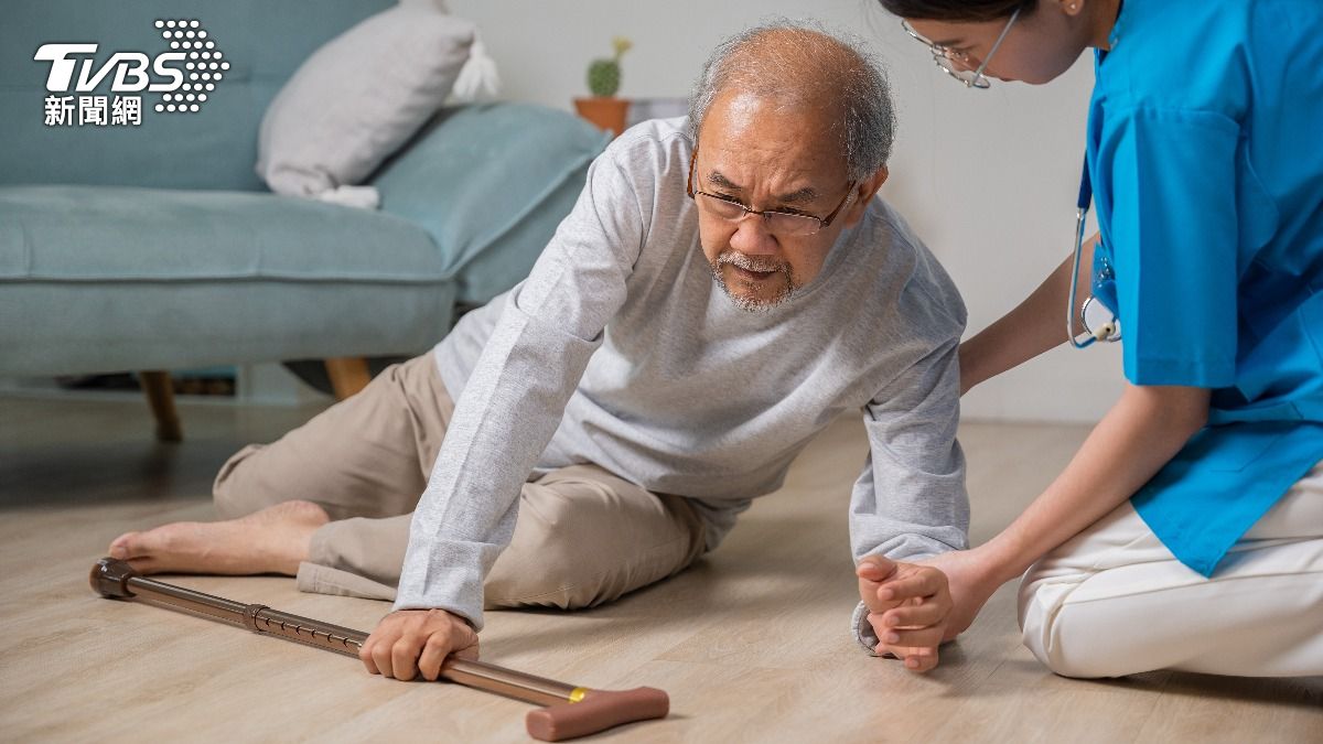 醫師提醒當長輩突走路不穩、口齒不清，可能不是失智。（示意圖／shutterstock達志影像）