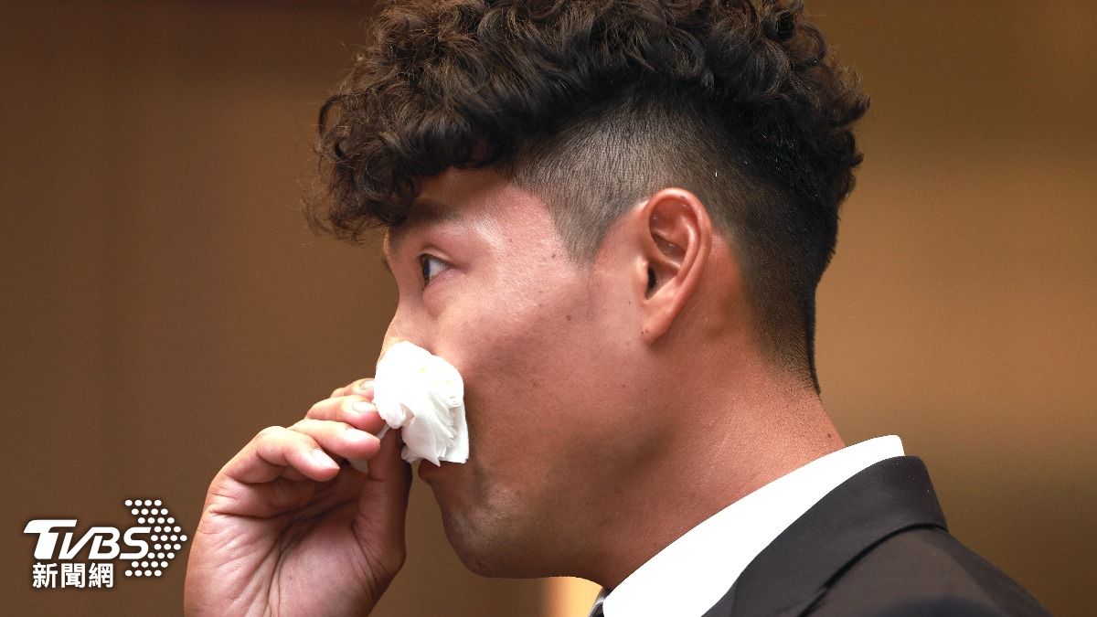 富邦悍將外野手林哲瑄今天淚灑引退記者會。（圖／華子琛攝）