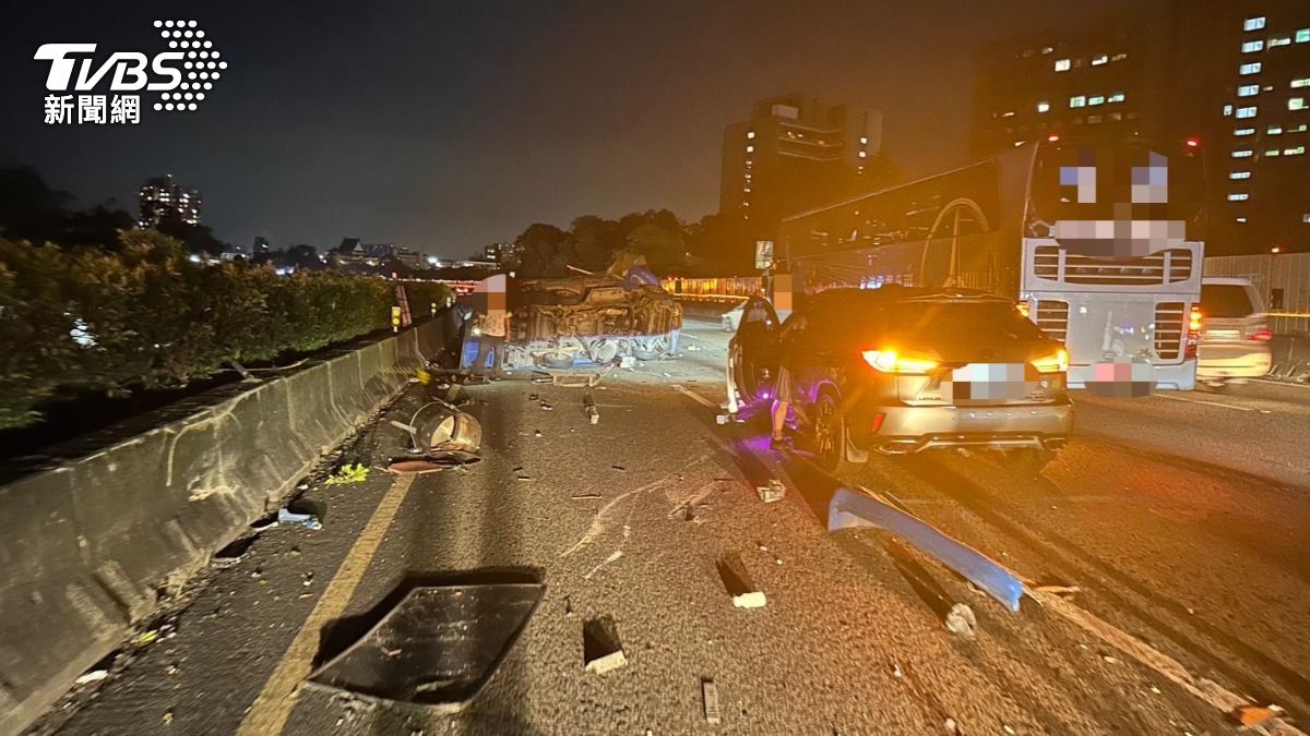 國3小貨車撞遊覽車翻覆！2人受傷送醫　南下塞爆「大回堵」