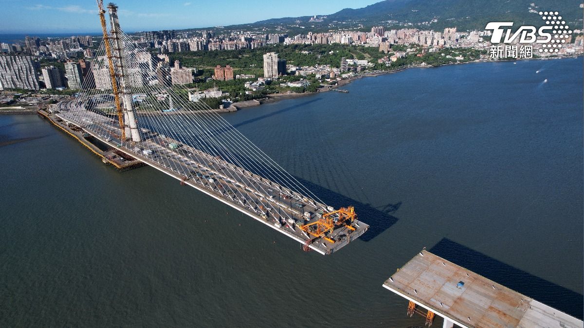 淡江大橋新建工程八里端即將閉合，全橋預計在今年底完工，2026年第2季通車。（圖／中央社）