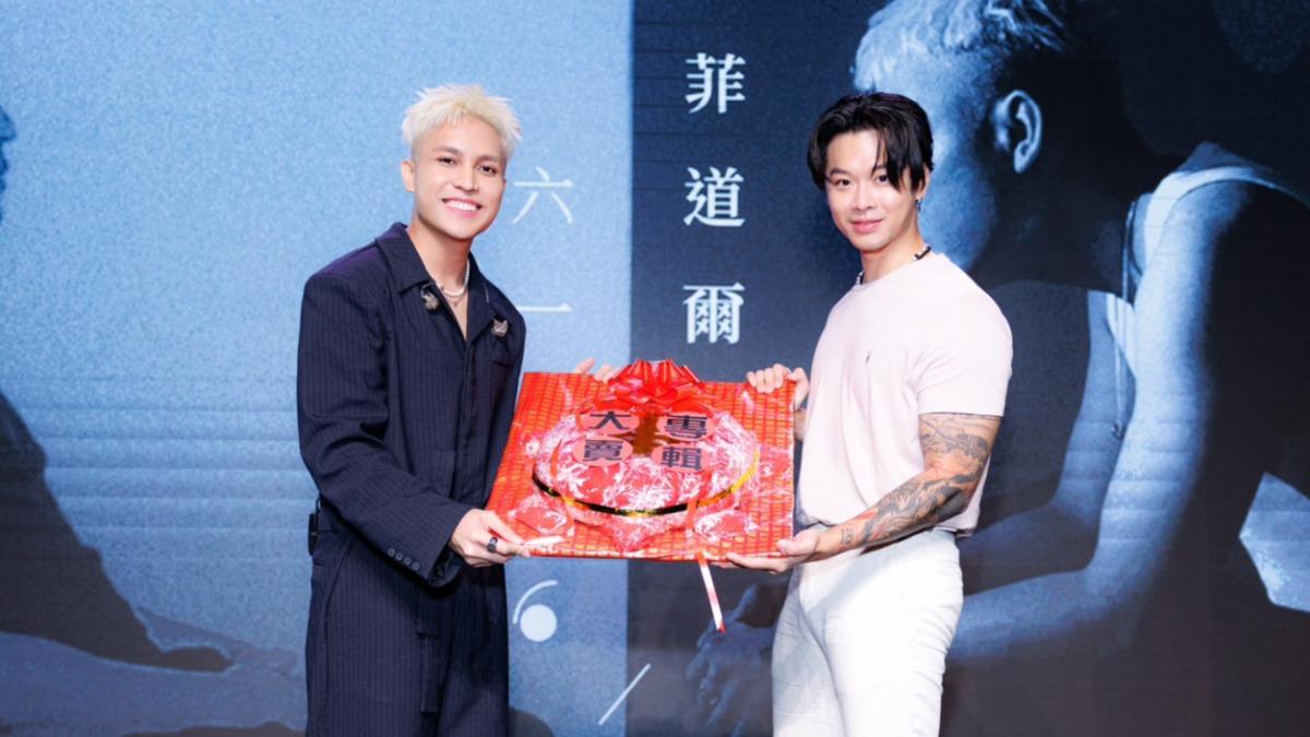 大馬才子菲道爾來台辦發片記者會，高爾宣送上紅龜粿祝她專輯大賣。（圖／群石國際提供）