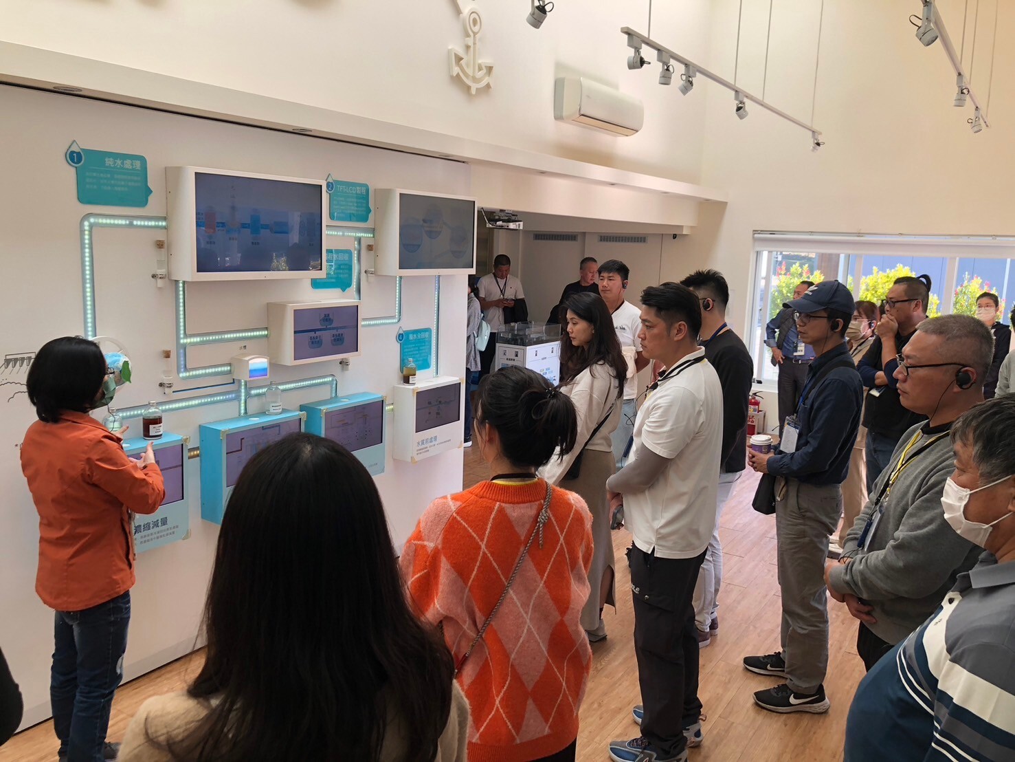 花蓮縣政府觀光處表示，自2018年起向經濟部爭取縣市共推住商節電計畫、節電夥伴節能治理與推廣計畫等補助經費，對於審查分數部分，因查無名次排名資料，故無排名倒數一事。圖為縣府環教活動，工廠區向民眾說明用