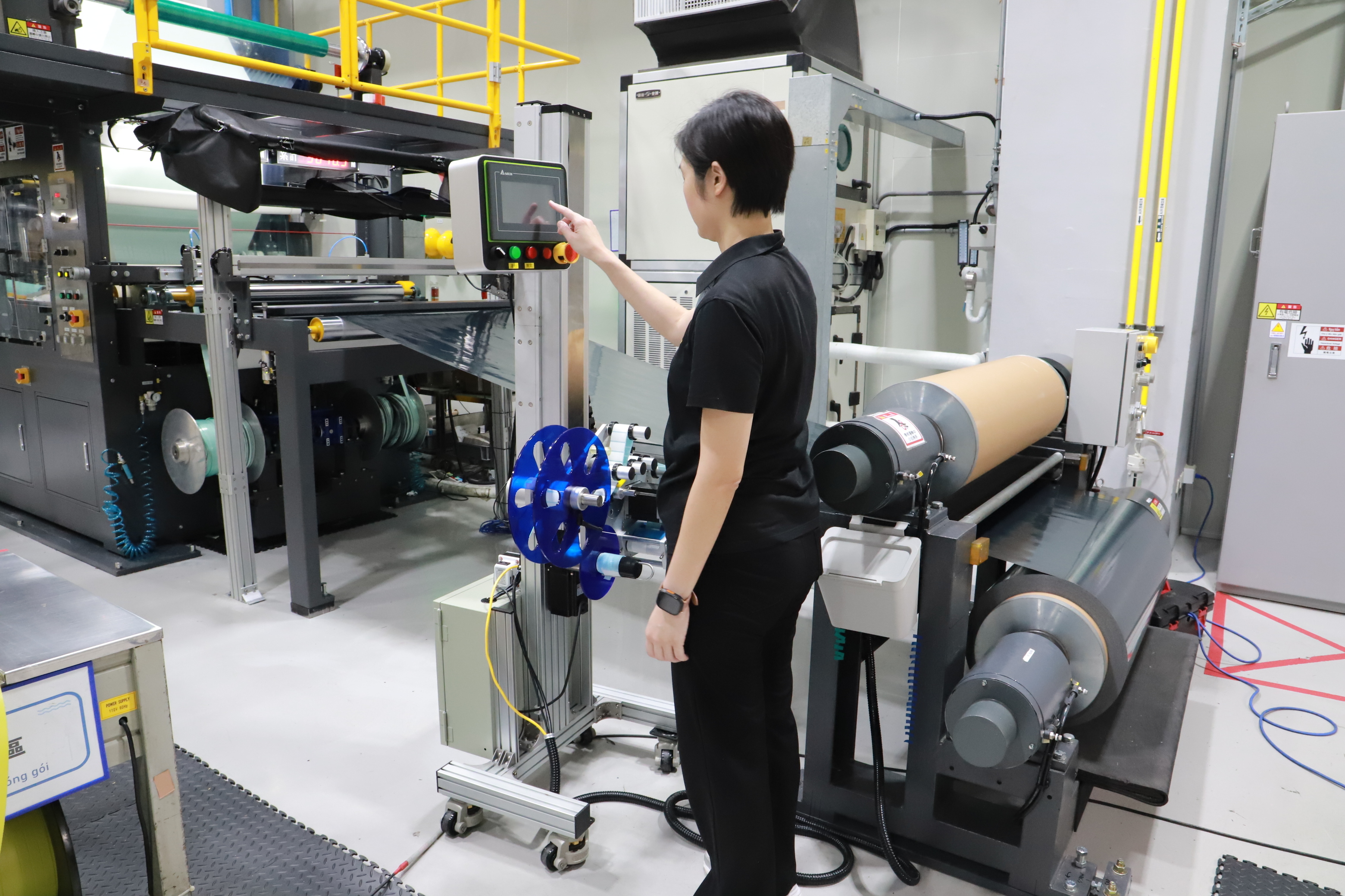 永湖集團專注生產碳纖維複合材料產品，5年前打造智慧化工廠，導入AI（人工智慧）瑕疵辨識技術，讓生產良率保持99%以上。(圖／中央社）