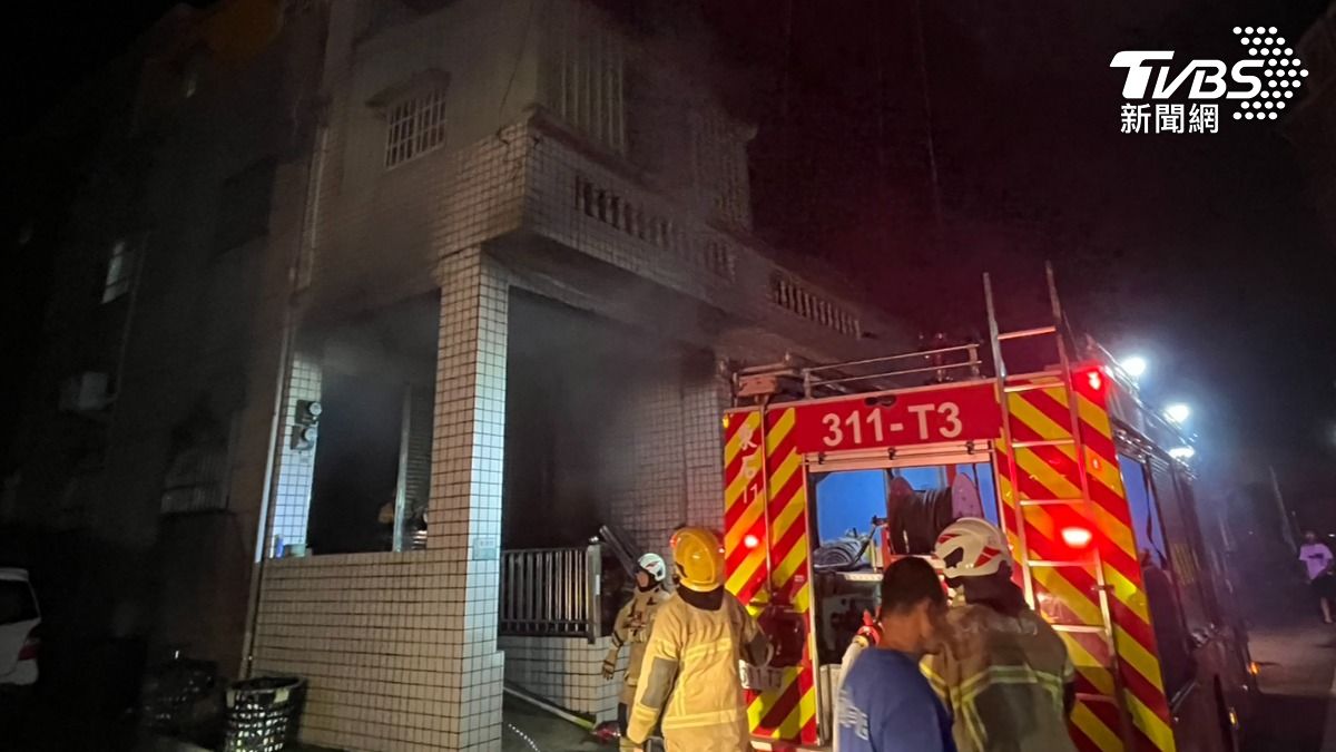 嘉義東石暗夜惡火！透天厝狂燒竄濃煙　8人受困送醫