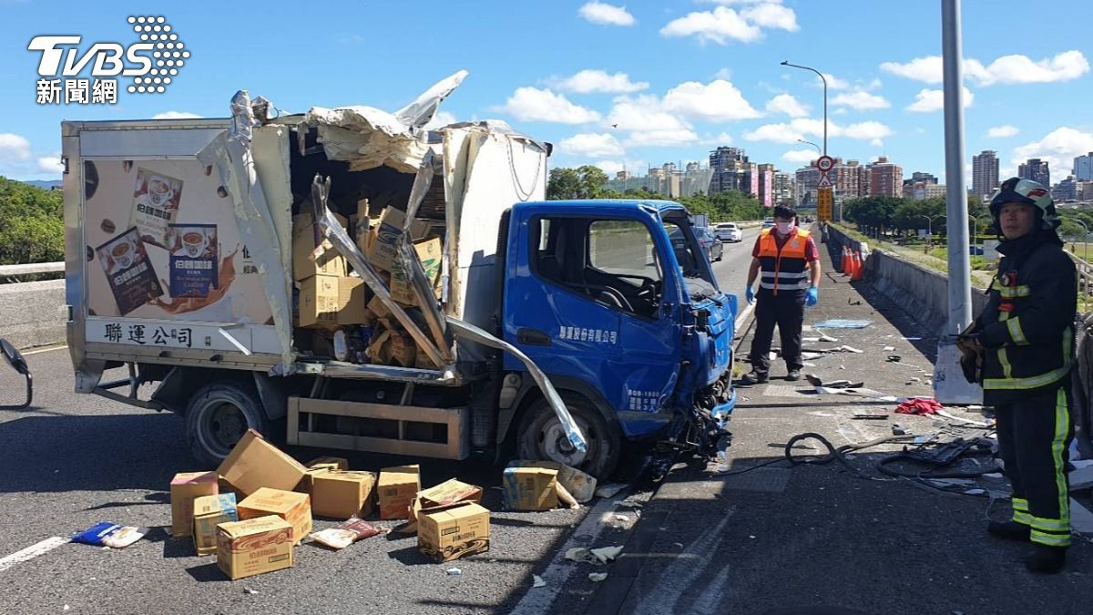 快訊／北市水源快速道路貨車撞護欄　後廂爆開貨物散一地