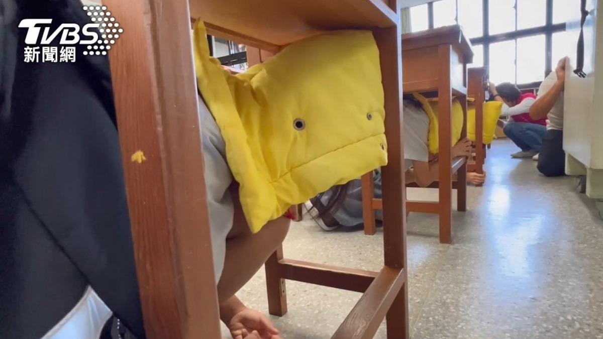 週五模擬地震防災演練，各級學校配合「趴下、掩護、穩住」。（示意圖／TVBS資料照）