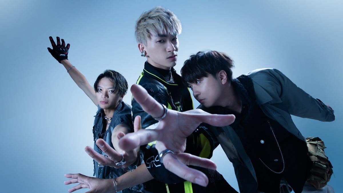 八青哥於 2021 年成軍，由主唱 Yolo、吉他手閔翔與鍵盤兼吉他手阿熊組成。（圖／青春音樂、馬槽音樂提供）