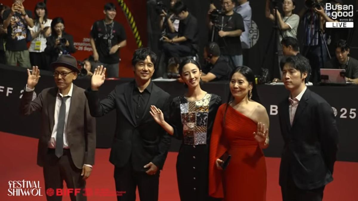 桂綸鎂（中）、西島秀俊（左二）新片《Dear Stranger》前進釜山影展。（圖／翻攝自YouTube）