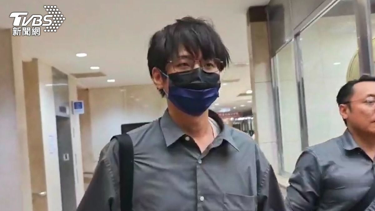 名律師鄭皓文經檢察官漏夜偵訊後，以涉犯洩密罪被諭知200萬元交保。（圖／TVBS）