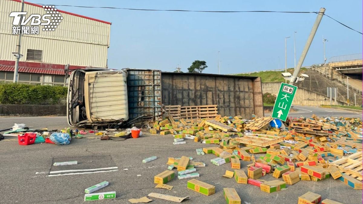 苗栗大貨車匝道翻覆！焊條鐵條散落滿地　司機：剎車怪怪的