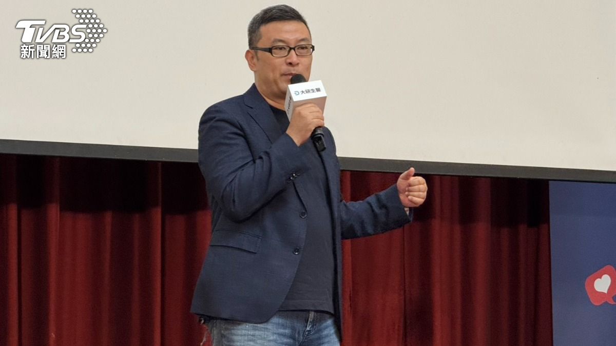 大研生醫董事長張家銘以資深鄉民身分發出邀請，舉辦PTT鄉民雞排法說會，現場廣發雞排和珍奶。（圖／謝佩穎攝）