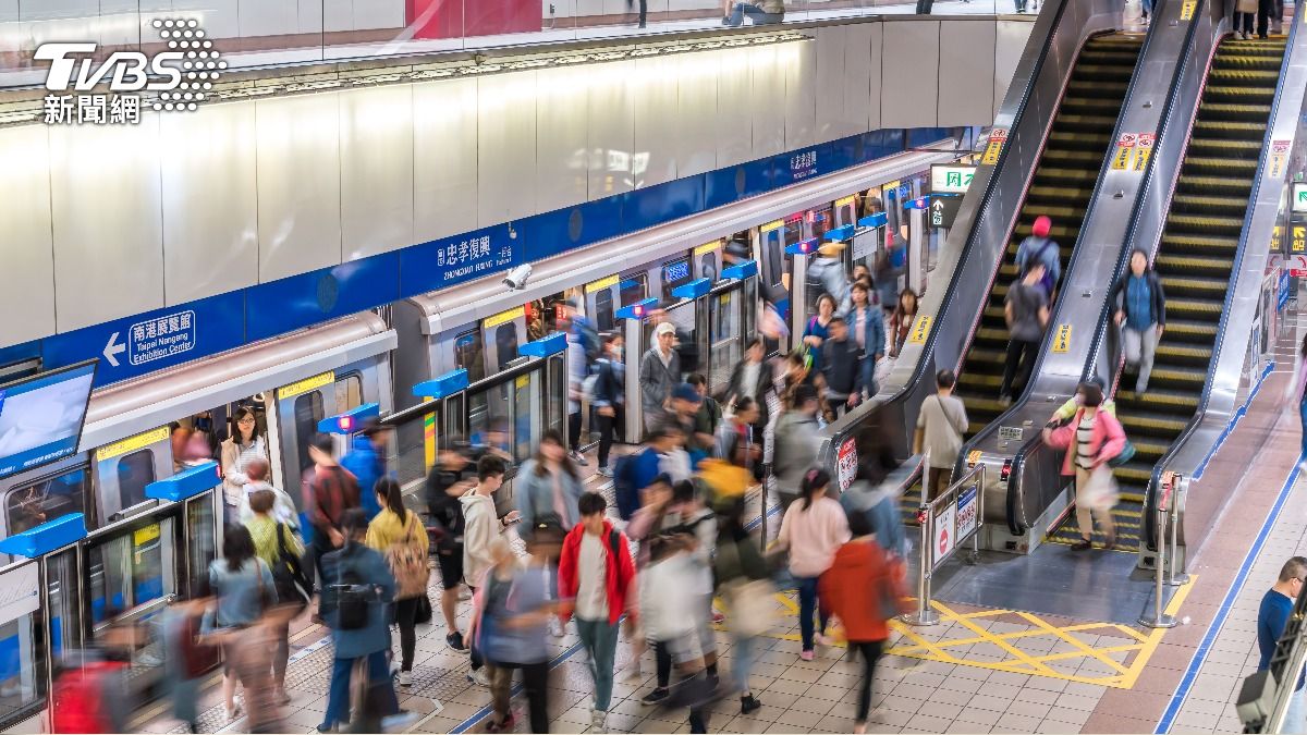 躲進捷運站吹冷氣「根本不涼」　原來是經濟部有規定　