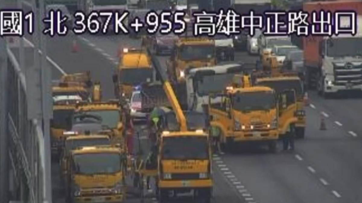 快訊／國1高雄段5車連續追撞！3人急送醫　車流紫爆回堵