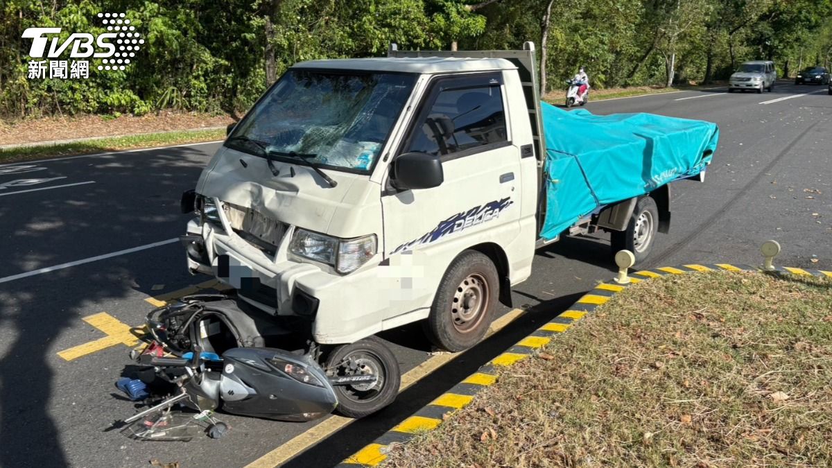 84歲騎士疑突然左切！慘遭貨車追撞　卡車底拖行40M不治