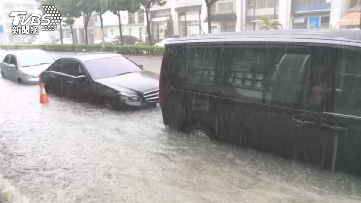 嚇人！時雨量最高92毫米 嘉義市區午後大雷雨多處積水