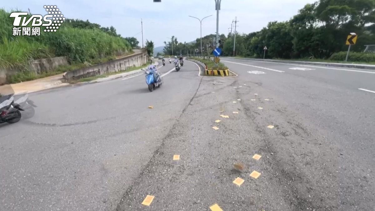 不滿機車騎太快！苗栗男鬼月捧遺照撒冥紙　擾民下場曝光