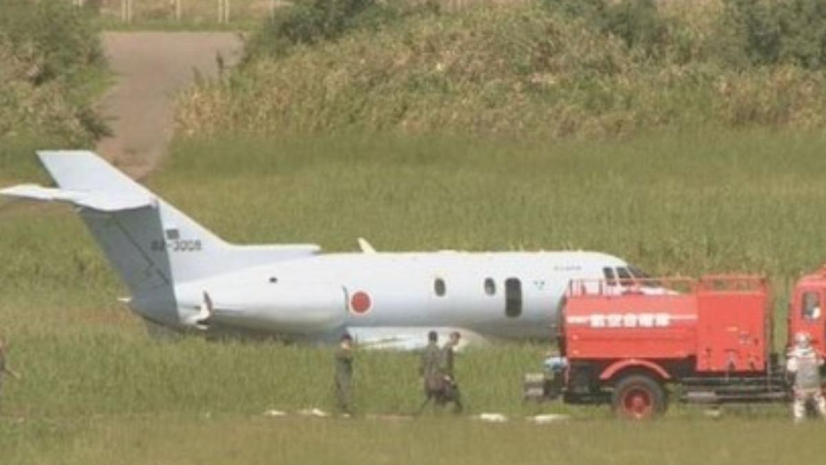 快訊／日本自衛隊飛機「失控衝出跑道」　新潟機場急關閉