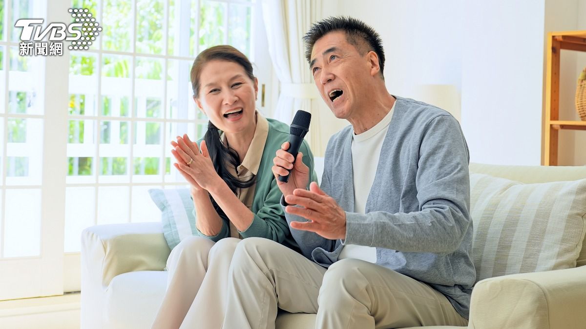 卡拉OK約起來！醫揭「熟悉老歌」喚回憶防失智　半個月就有用
