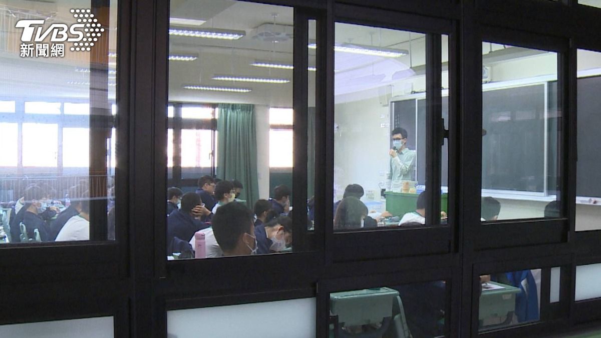 十月三個連假，讓老師們壓力大，憂心期中進度來不及。（圖／TVBS）