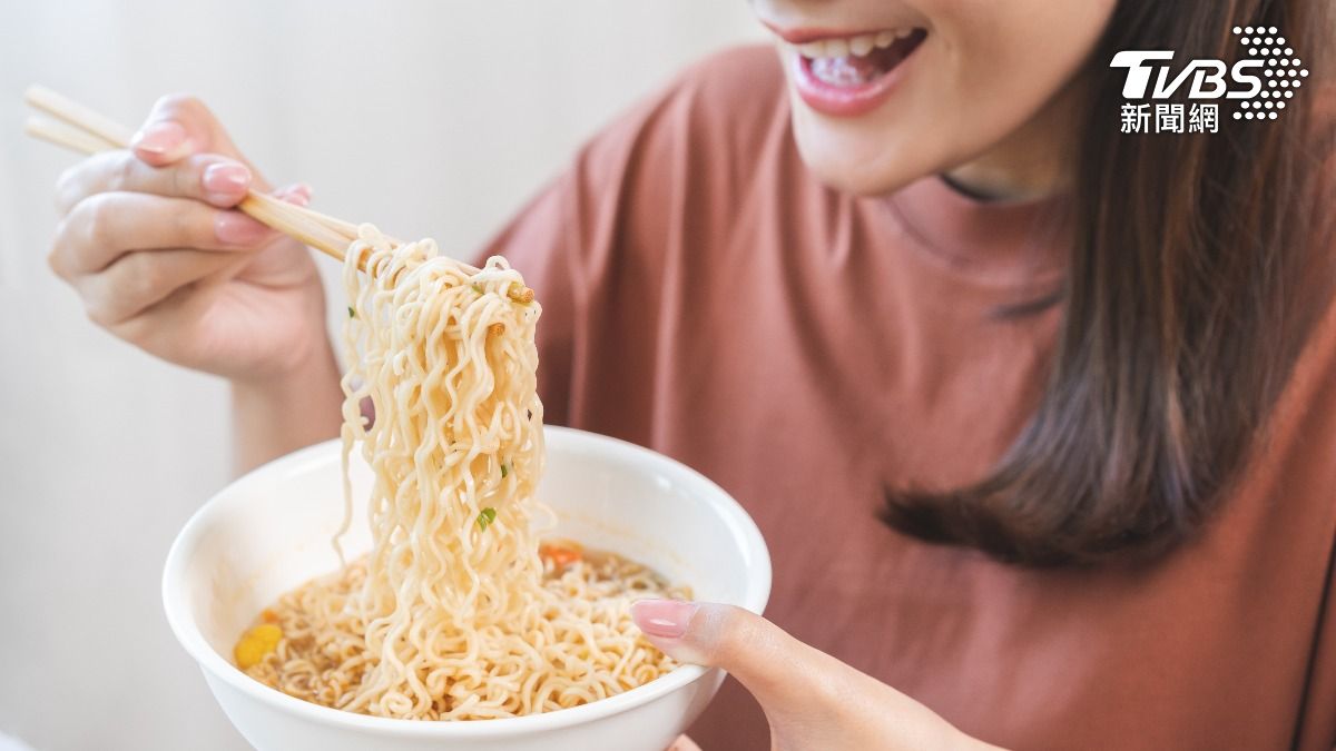 不輸老牌！老饕激推「新款海鮮泡麵」湯頭濃郁　加米酒更提味