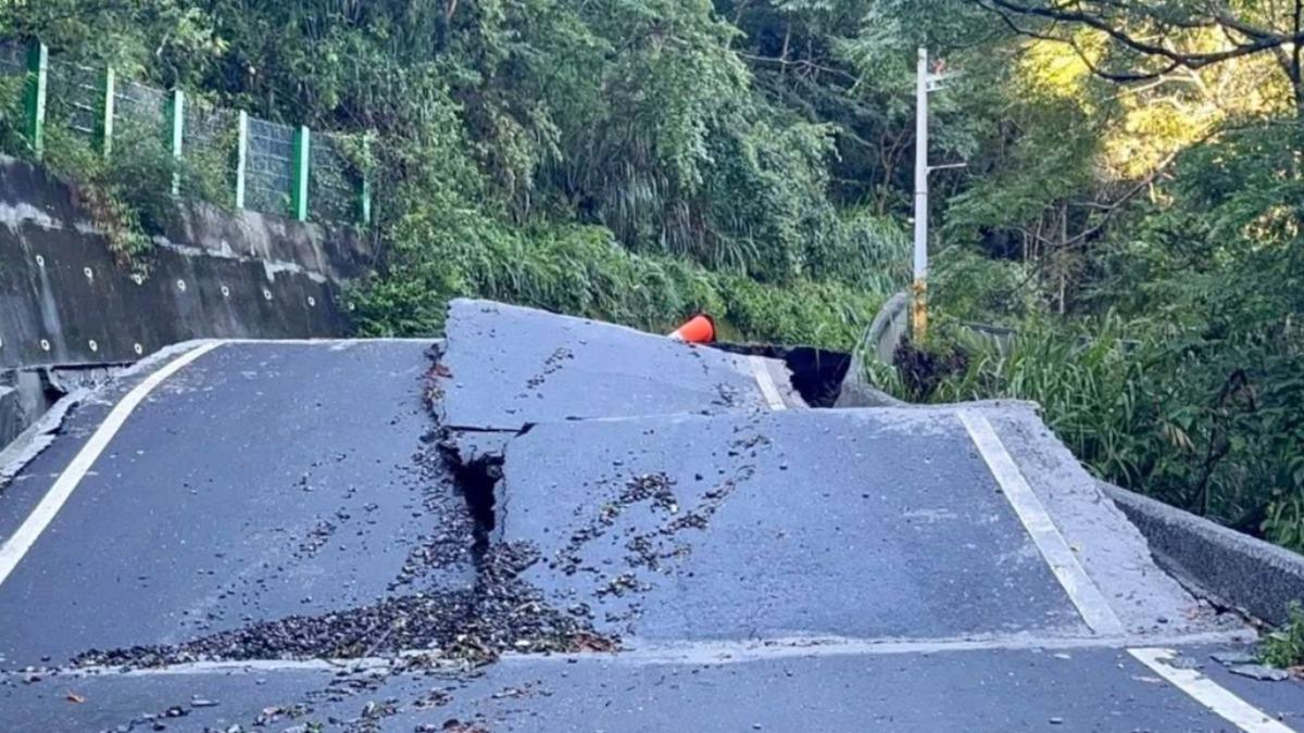 海端鄉「霧鹿村」及「利稻村」道路出現破損，目前已有廠商抵達協助修復。（圖／翻攝自伍麗華臉書）