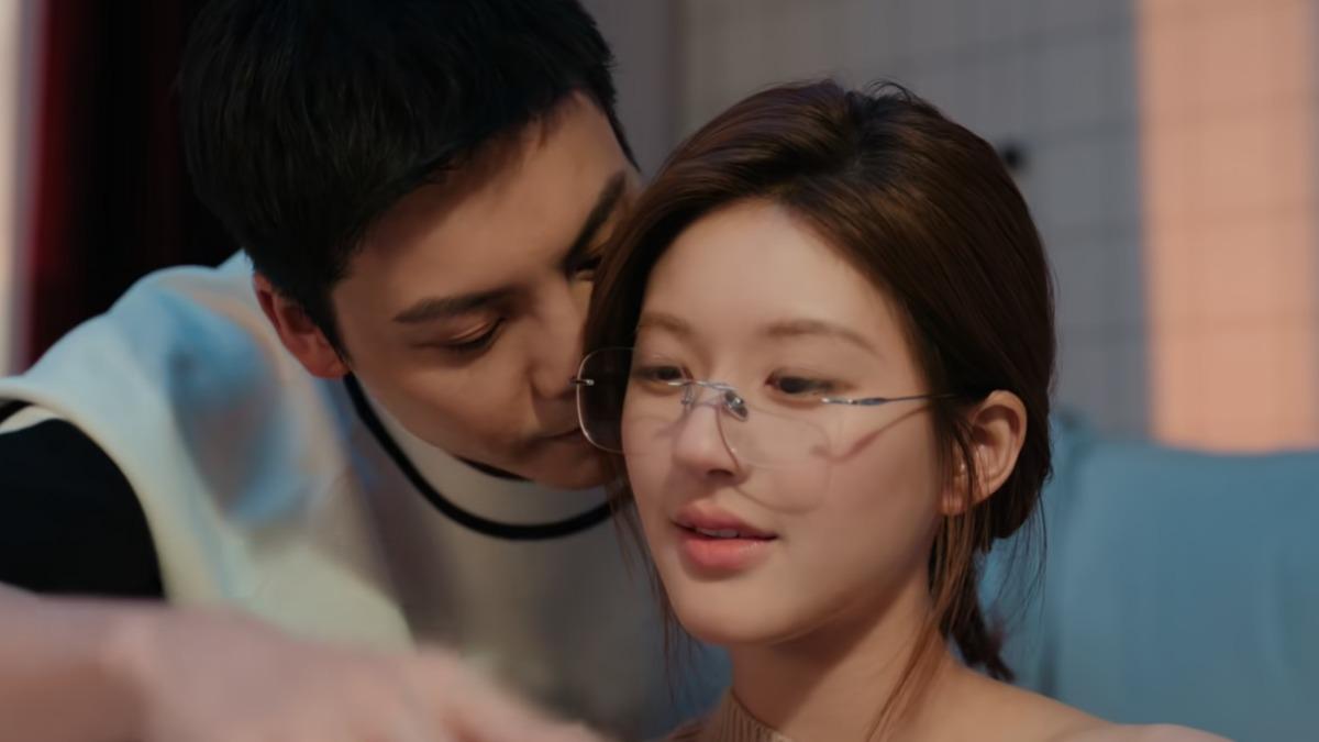 陳偉霆（左）、趙露思《許我耀眼》開播空降排行榜冠軍。（圖／翻攝自WE TV）