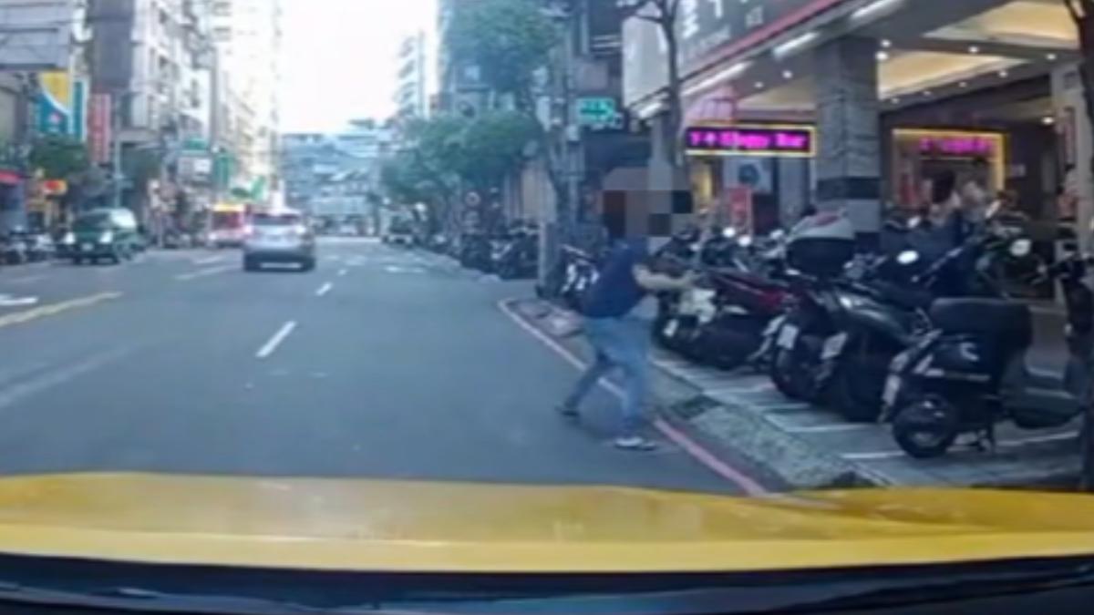 「謀巴啦」升級版？　女持球棒毆打路邊吸膠老翁