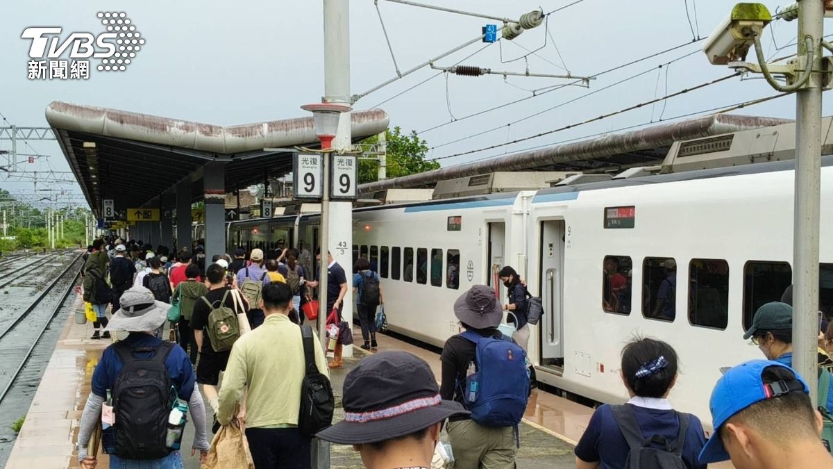 為疏運「鏟子超人」赴光復鄉救災！台鐵宣布今再加開9列車