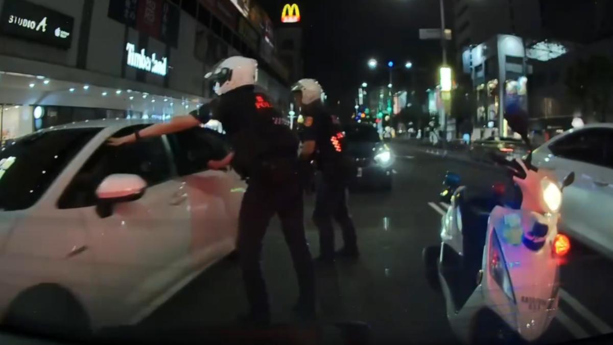 高雄新崛江爆槍響！拒檢衝撞警轟9槍　詐欺通緝犯逃5hr落網