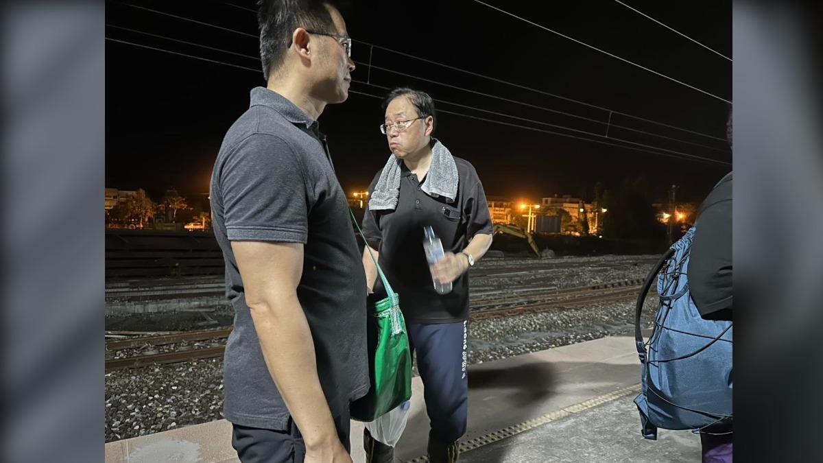 搭火車低調現身花蓮光復　張善政背包客打扮勘災！網狂讚這事