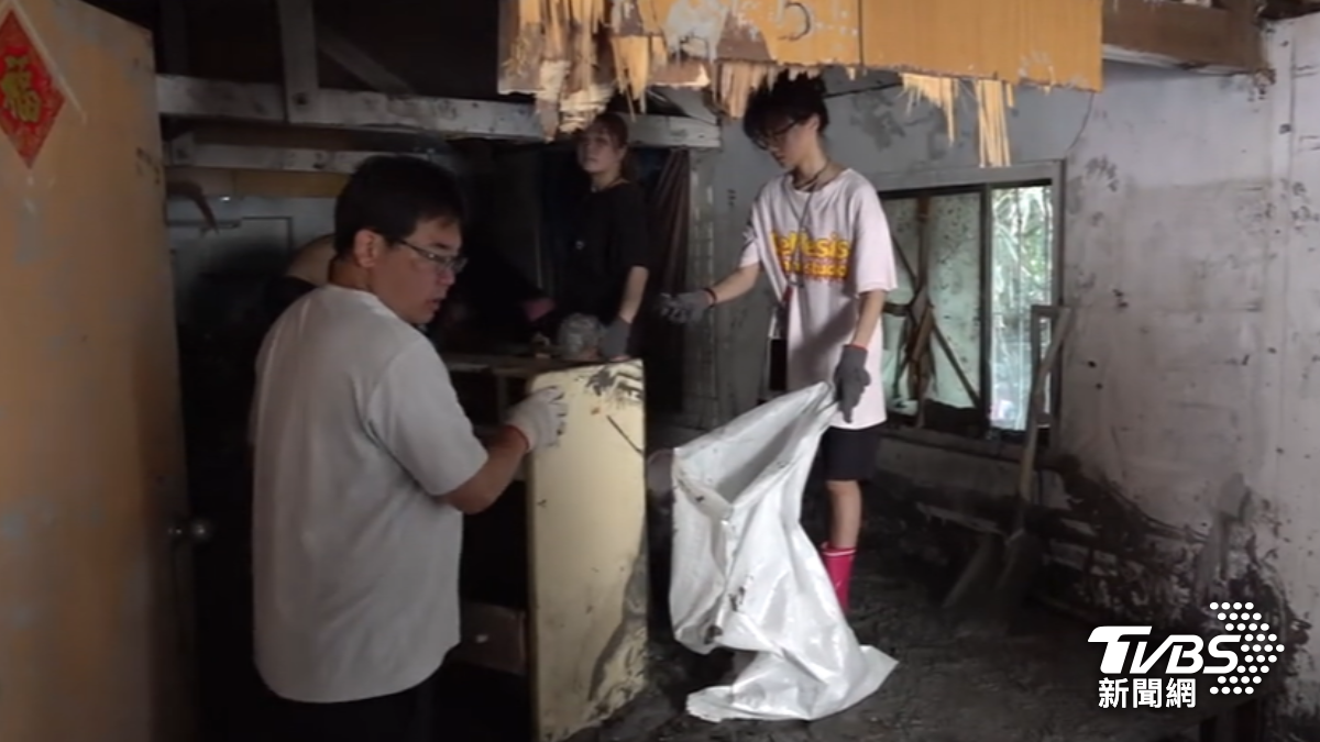 佛祖街災情慘重！「堆積物高過成人」災民苦清淤泥　回家無期