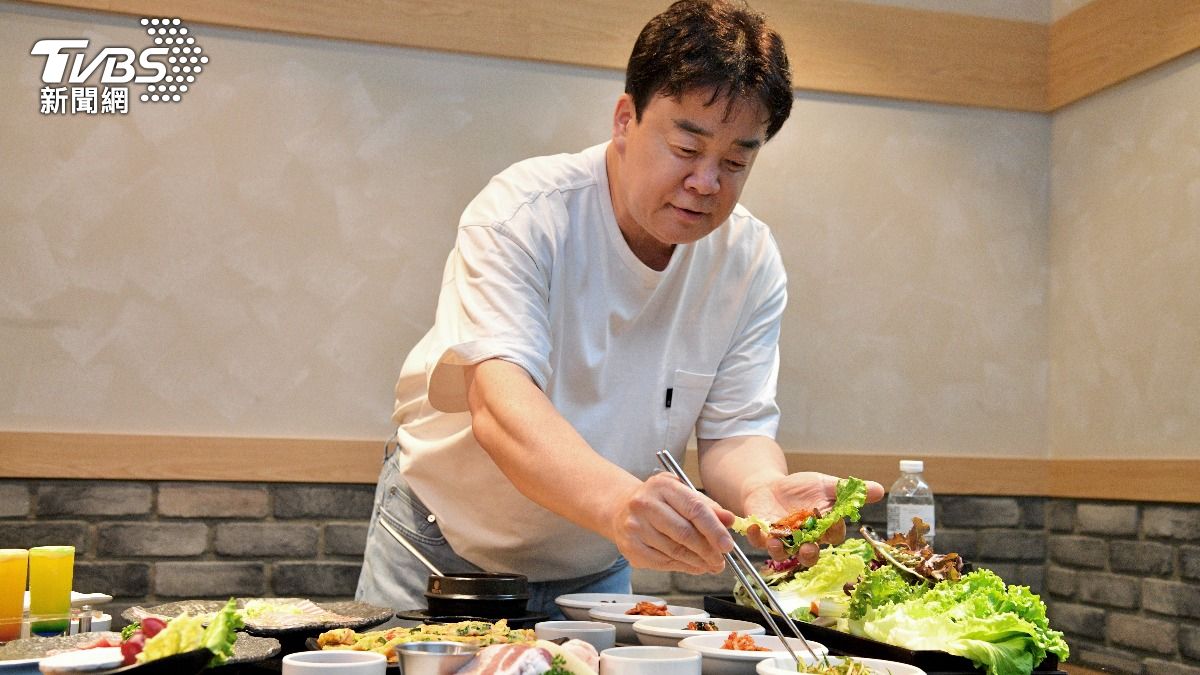 直擊/《黑白大廚》白種元無預警現身台北東區餐廳 上演「菜包肉」餵食秀│TVBS新聞網