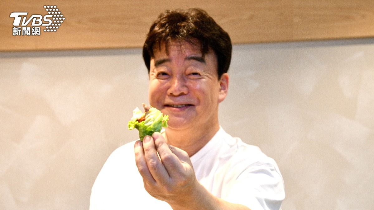 直擊/《黑白大廚》白種元無預警現身台北東區餐廳 上演「菜包肉」餵食秀│TVBS新聞網
