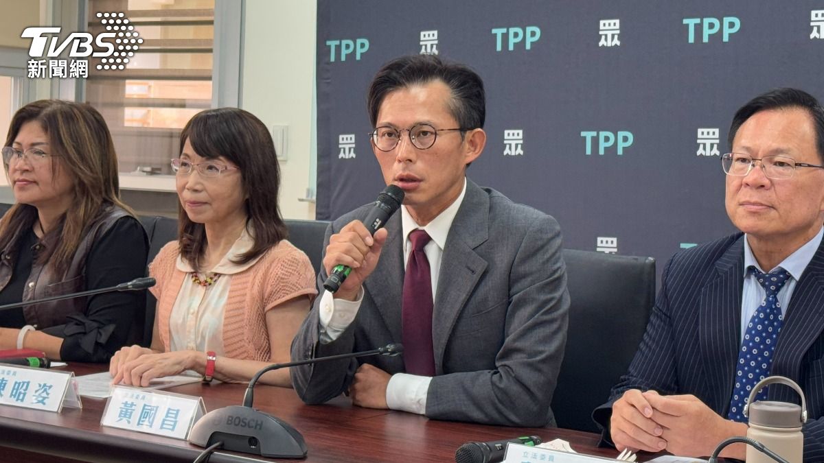 黃國昌遭爆料養狗仔後，多日無公開行程，今（30）日現身記者會回應。（圖／劉庭宇攝）