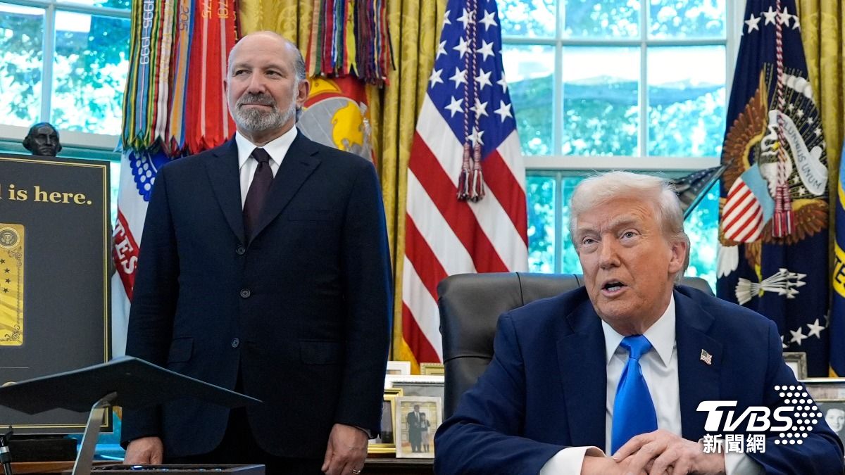 美國商務部長盧特尼克（左）27日受訪時提出台美晶片產能「五五分」，引發討論。（圖／達志影像美聯社）