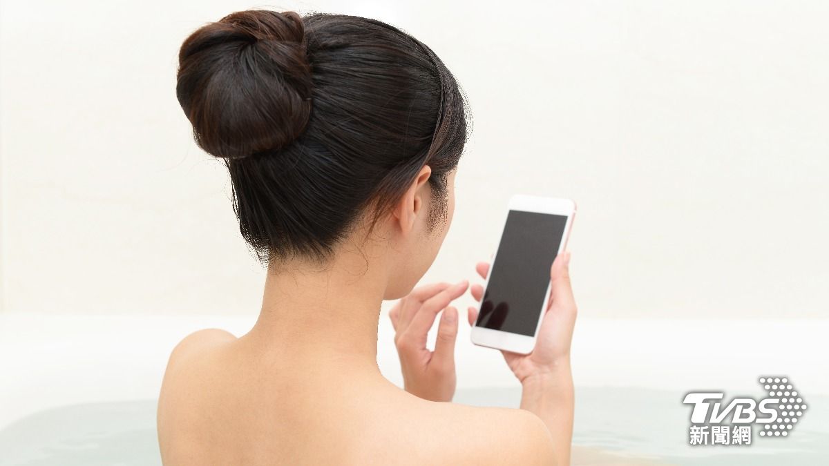 ​​​​​​​手機充電-觸電-潮濕環境-手機浴室-手機充電浴室-心肺復甦術-CPR-充電-浴室充電-iPhone