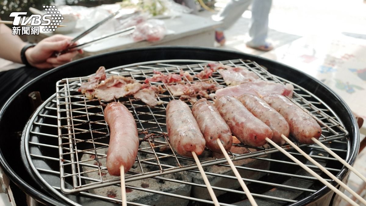 中秋節在家烤肉是許多台灣民眾喜歡的活動。（圖／程子奕攝）