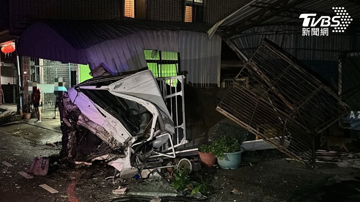 碰!半夜拖板車高速撞整排屋 肇事男逃逸中竟還縱火│TVBS新聞網